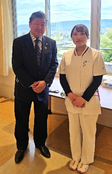 神村学園理事長と卒業生記念写真
学研都市病院見学